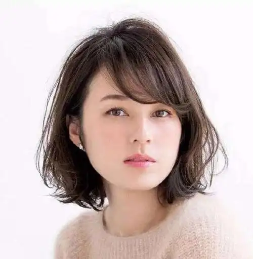 过了40岁的女性,适合长发还是短发?试试这些时髦短发,太气质了