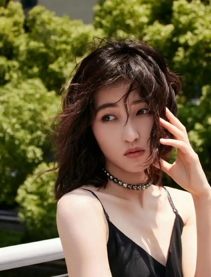 张子枫虽然个子不高,但是五官精致,长相很美,一袭黑裙,优雅时尚,美丽