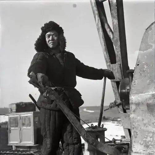 被誉为"铁人"的大庆油田一二0五钻井队队长王进喜.工人日报资料图片