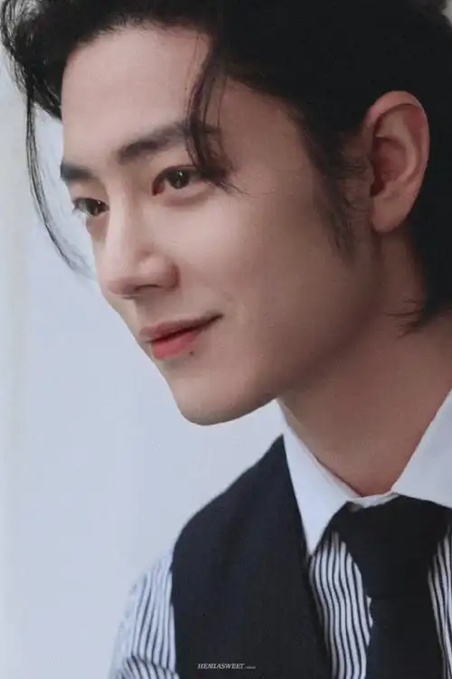 肖战堆雪人堆了个自己#唇下痣,代言的饼干,小飞侠的红披风,肖战囊也