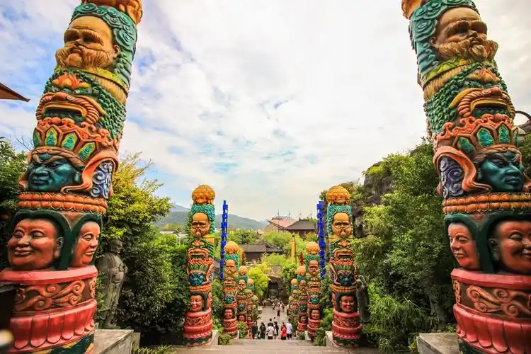 宋城,或许在游人的眼中,不过是一个景区,可以换一身宋服在街边闲庭