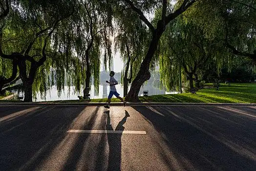 男人休闲跑步图片