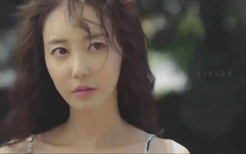 【金花媛】长发大波浪,白衣飘飘,很是性感.