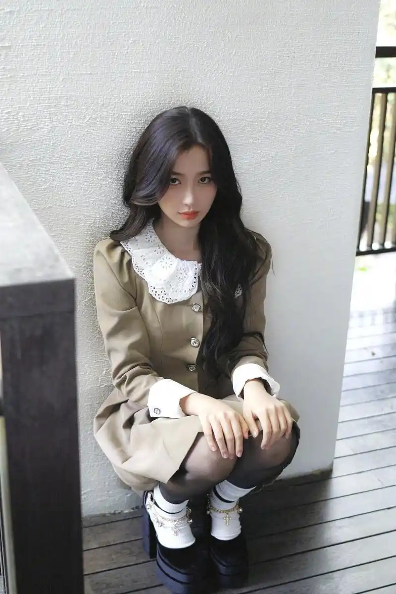 虞书欣真会玩,穿"黑丝"还要配"白袜",新潮又好看!