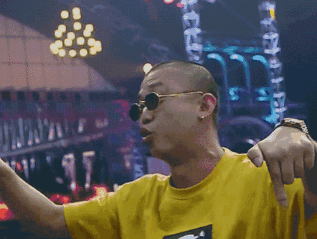 墨镜gif说唱gif黄衣服gif手势gif