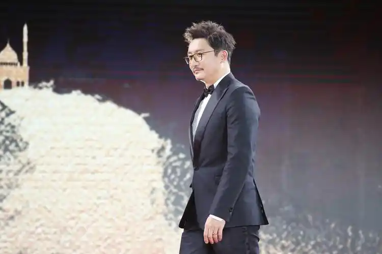 涂松岩精品演技获奖 气质西装诠释演员魅力