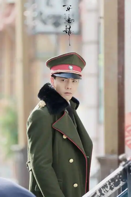 还记得第一部中陈伟霆的军装照一眼万年,之后统治民国制服届审美多年