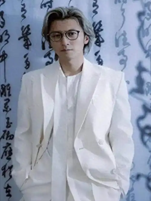 成为了香港老一代的著名演员之一,饰演过杨过,萧十一郎,罗四海等经典