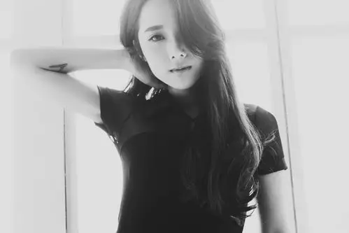 黑发黑色裙子美女黑白照片5k美女壁纸