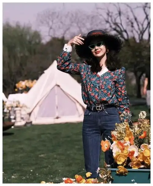 董花花好友晒照为其庆生,生日现场布置浪漫有排面,蒋凡疑露面