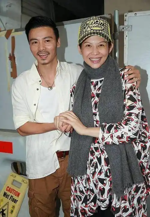 张晋晒儿子百日照,要被玩坏了,是亲爹无疑了_蔡少芬_家伙_娱乐