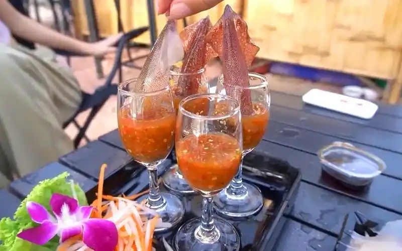 见识一下泰国人吃鱿鱼,生猛的鱿鱼放杯里呛一下就吃,太鲜美了