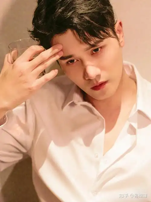 有没有彭冠英的高清手机壁纸,求分享? - 知乎