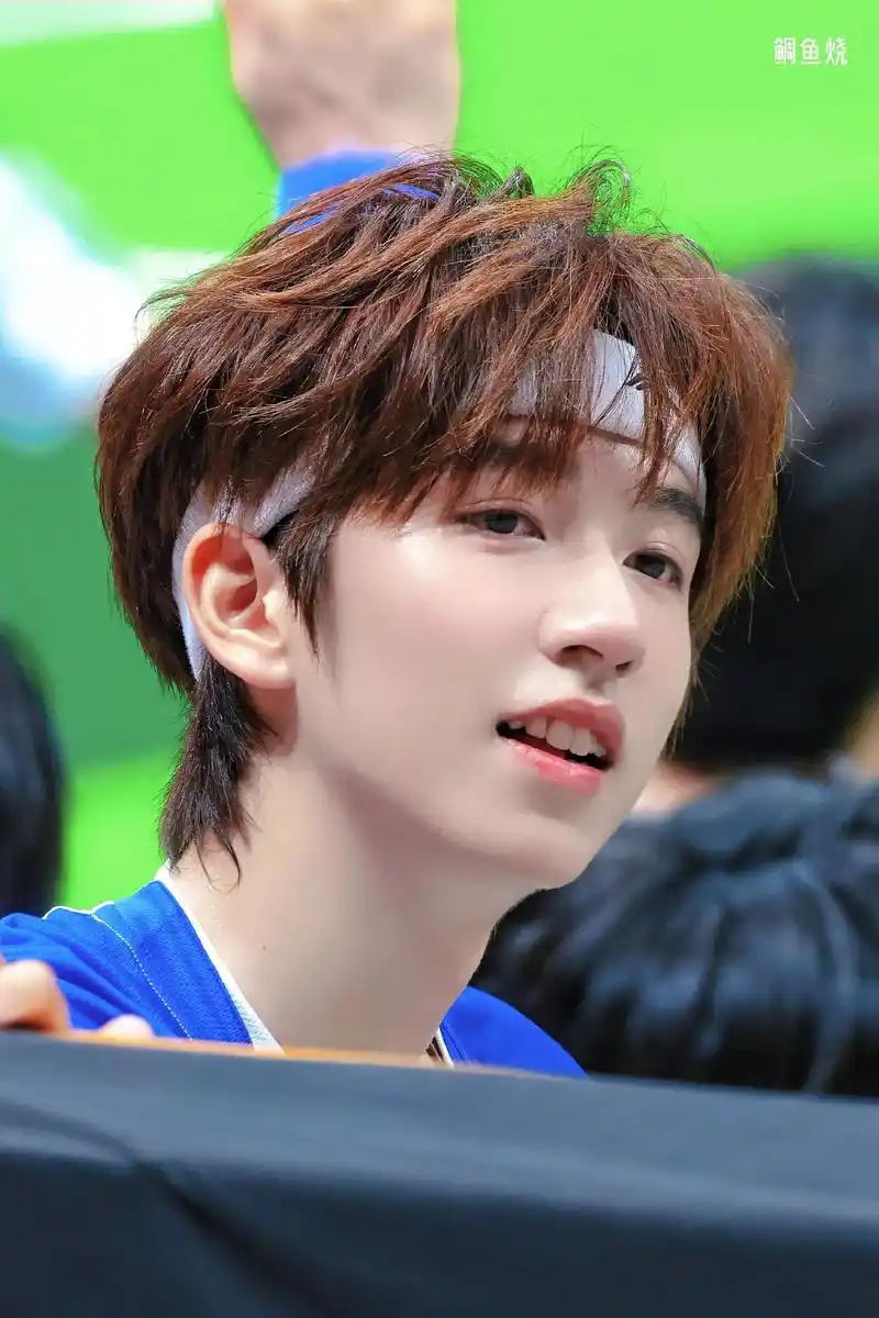 贺峻霖#贺峻霖饭撒小天使 贺峻霖能不能开签售会,粉丝去就行