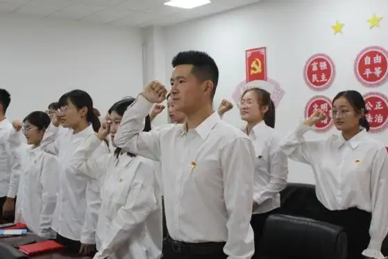 机电工程学院学生党支部举行新党员入党宣誓仪式