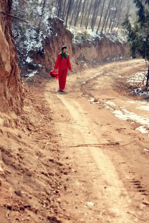 圪梁梁上的女人