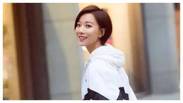 【40岁的王珞丹,姥爷95岁想吃喜糖】,谁敢迎娶?姥爷还在等待!