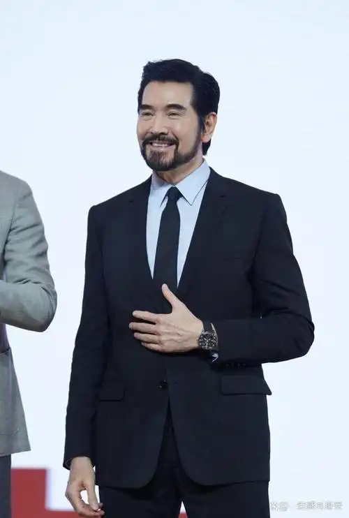 62岁费翔现身上海商演满脸胡须造型引爆全场气质干练状态良