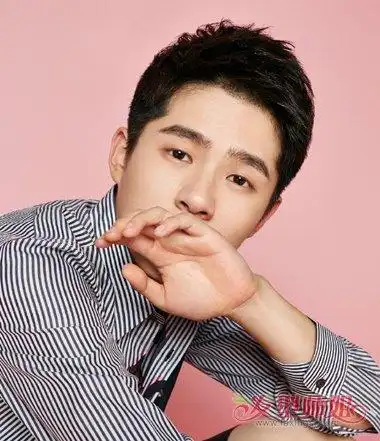 男生 斜刘海烫短发发型