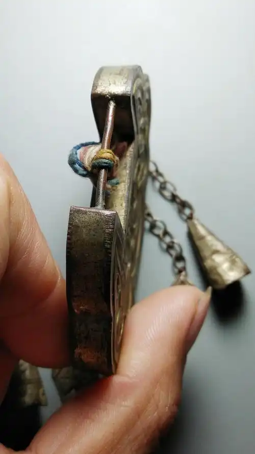 铜鎏银长命宝锁