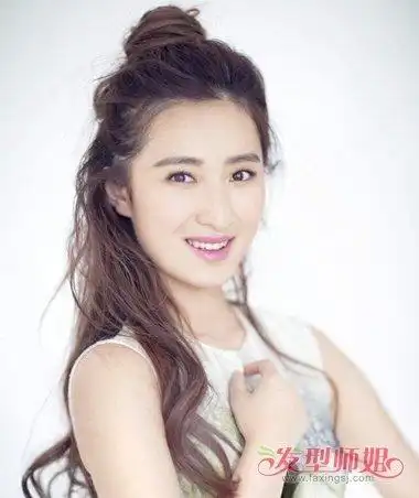 张艺微无刘海半扎丸子头发型