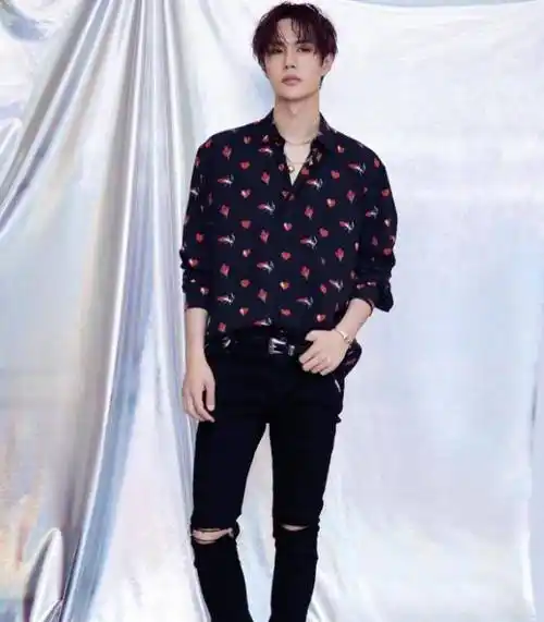 王一博《有翡》剧照公开,古装扮相帅出新高,肖战现在完全比不了_衣服