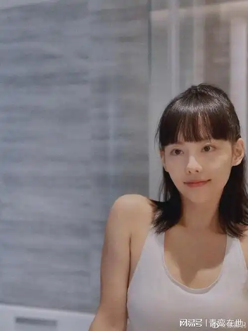 张嘉倪素颜自拍照真是好看