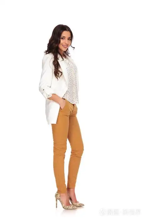 有吸引力的宽松的女商人的侧面看法站立