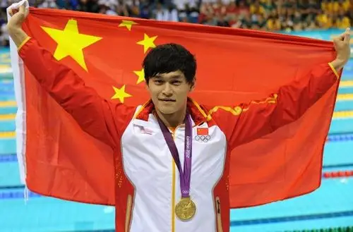 孙杨无愧中国体坛领军人物 霸气复制刘翔经典一幕