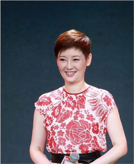 徐帆的短发造型也是非常利落的,可能有些人会觉得这种超短发不太好