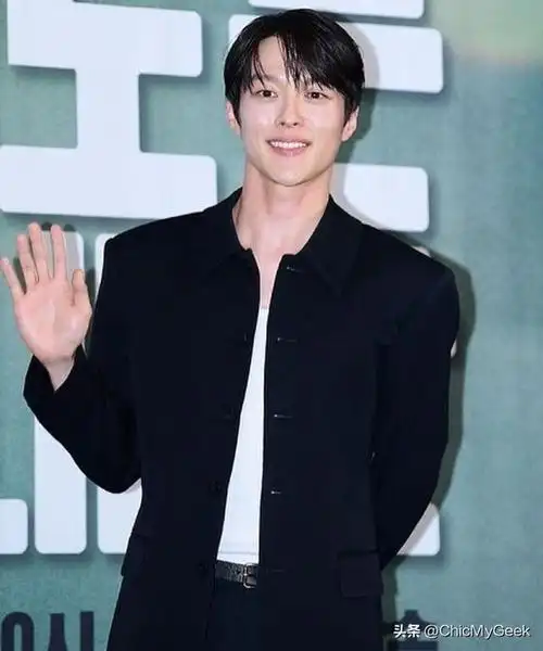 张基龙的第一部电视剧是《没关系,是爱情啊》,他在剧中饰演李圣经男友