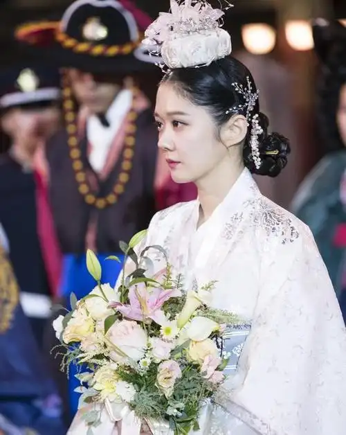 被张娜拉美到了皇后的品格中俏皮似少女37岁看着只有20岁