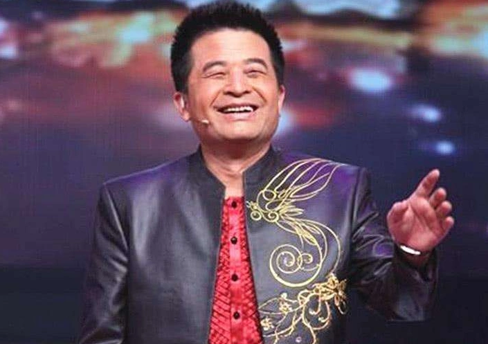 央视主持61岁毕福剑满脸沧桑女儿毕凌风格太另类像个流浪汉