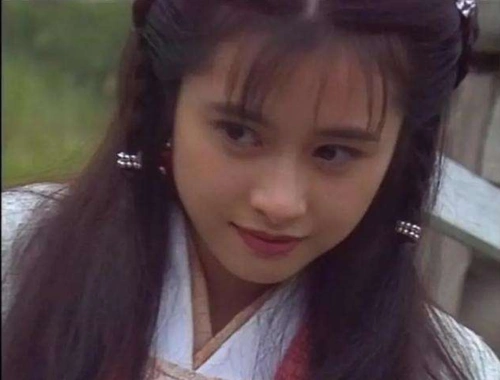 何美钿晒居家自拍,戴口罩逛公园__凤凰网