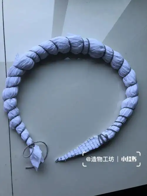 扎花是扎染里面最重要和最复杂的步骤,可以分为缝绞法,捆扎法,夹扎法