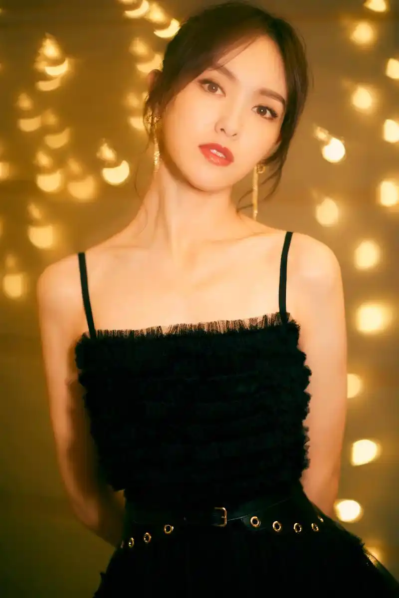 组图:唐嫣吊带纱裙配丸子头 尽显高贵灵动气质