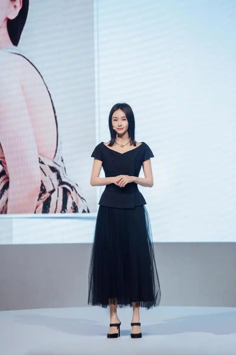 王子文气质开挂穿一件黑色连衣裙出席活动低调华丽美出新高度