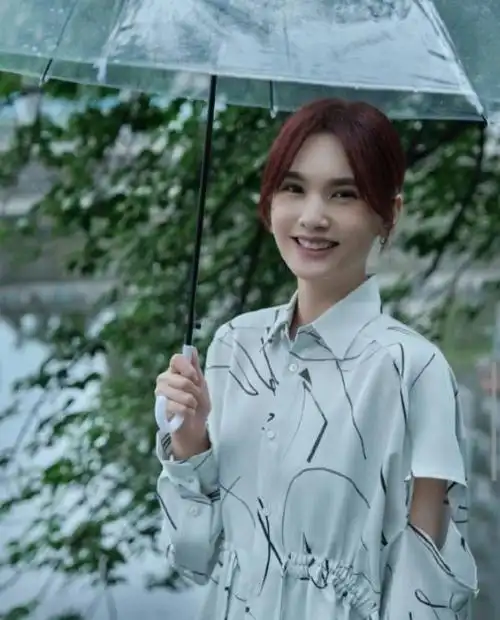 "通过瘦身减小五官钝感""挑选适合的眉形发型来迎合个人风格"杨丞琳