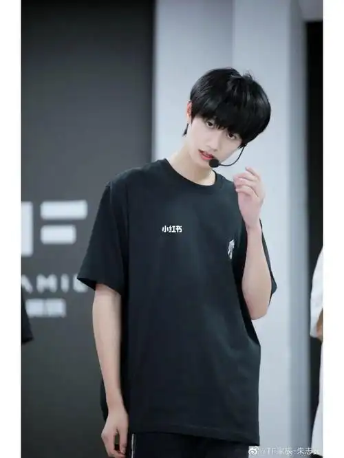 有没有哪位姐妹知道阿志抱冬瓜摔倒是哪个物料啊