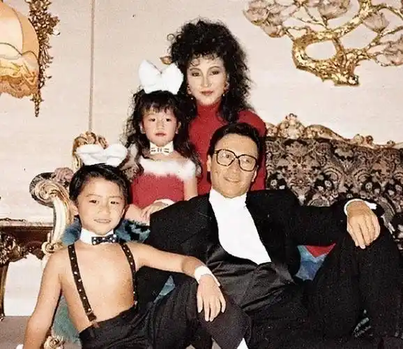 狄波拉的现任叫江耀城,虽然两人有着11岁的年龄差,但是两人在一起的