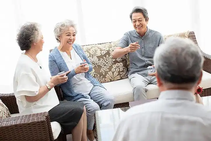 快乐的老年朋友喝茶聊天