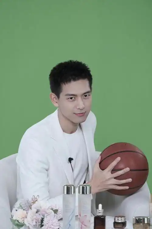 李现头发剪短了,超短发搭配一身白色西装,清爽又帅气!