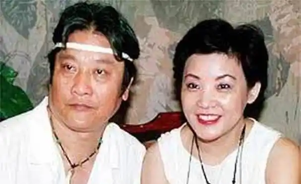 不过呢,此时的万沙浪却并不是没有人照顾,有个郭性女友愿意照顾他