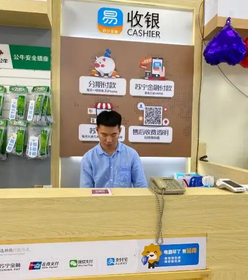 (图:张拓铭在门店收银台)