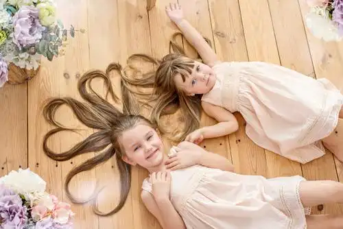 两个在地板上躺着的唯美小女孩