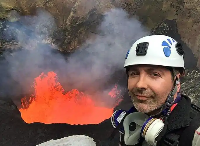 世界上最高的建筑,潜入过大洋深处,有的甚至还在自拍时将鼻子紧挨危险