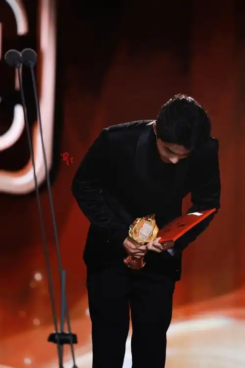 肖战超话·#肖战中国电视剧年度盛典#    窗台蝴蝶 像诗里纷飞的美丽