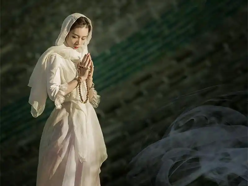 人像摄影:此景此女,一声佛一声心!