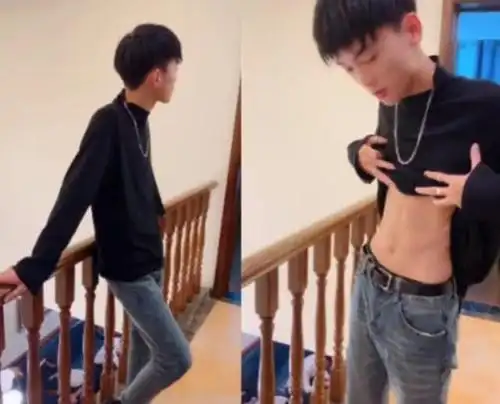 这一个小孩子还很小,腹肌肯定是没有的,然后他就拿出来了一个笔,在