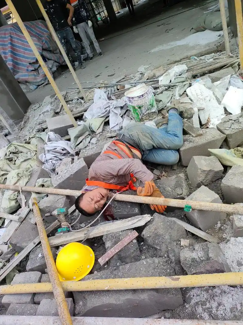 工人在工地上受伤了,人现在在毕节市第一人民医院97,公司,老 - 抖音